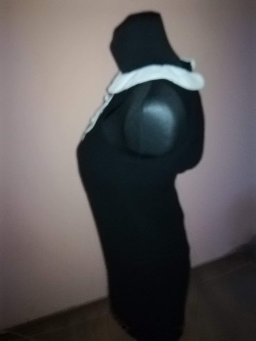 Elegancka sukienka z kolnierzykiem