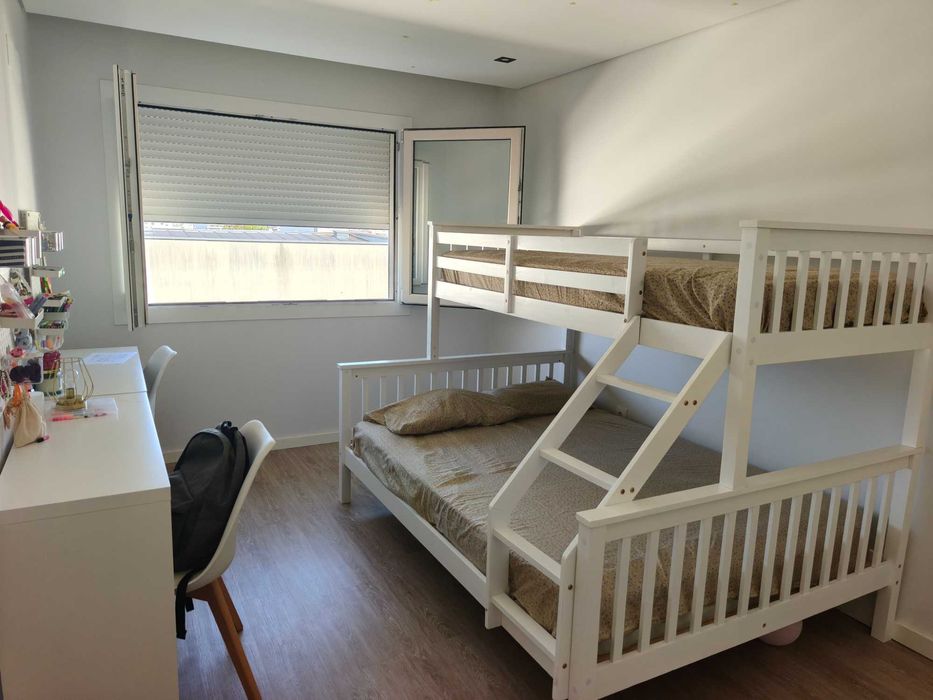 Beliche em Madeira Maciça (Cama Casal + Solteiro) + 2 Colchões | Como Novo