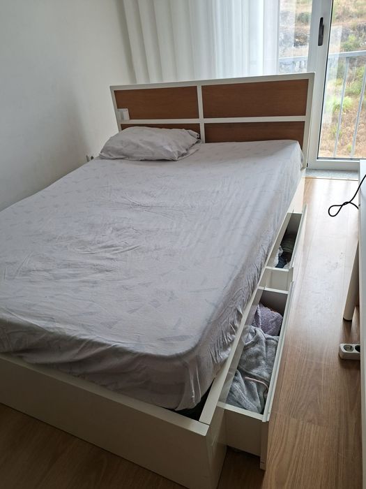 Cama de madeira.