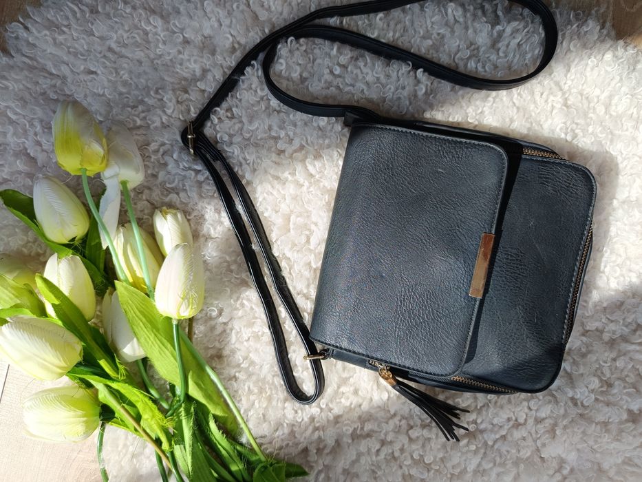 czarna torebka mohito z regulowanym paskiem ze złotymi dodatkami l