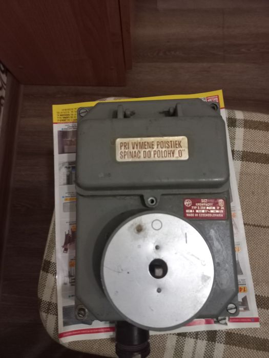 трифазний вимикач з запобіжниками.