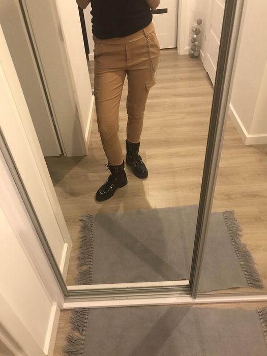 Spodnie kamel beż bojówki rurki z łańcuszkiem rozm S/M