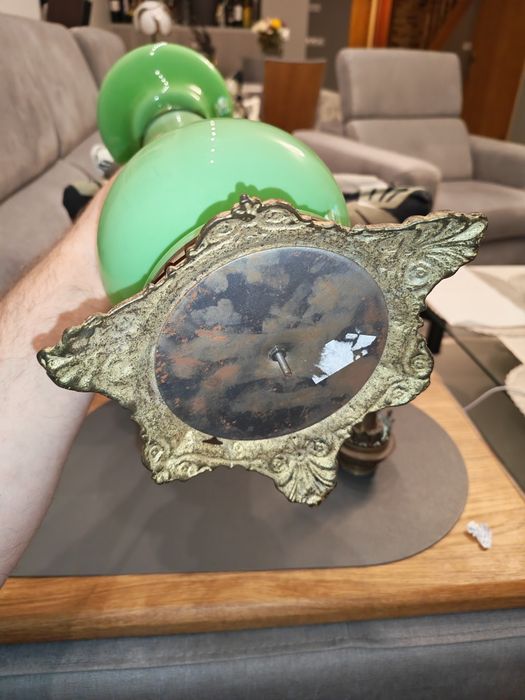 Lampa naftowa ze szkła opalowego