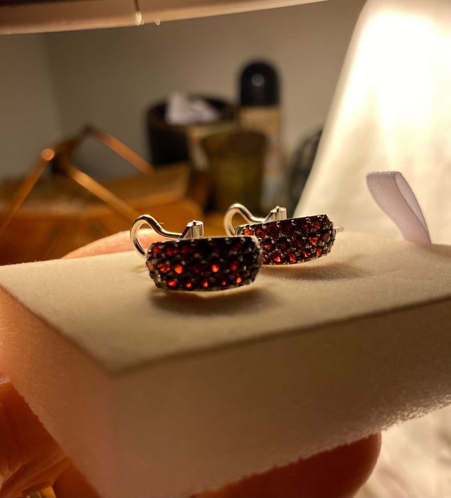 Brincos em prata 925 com granadas