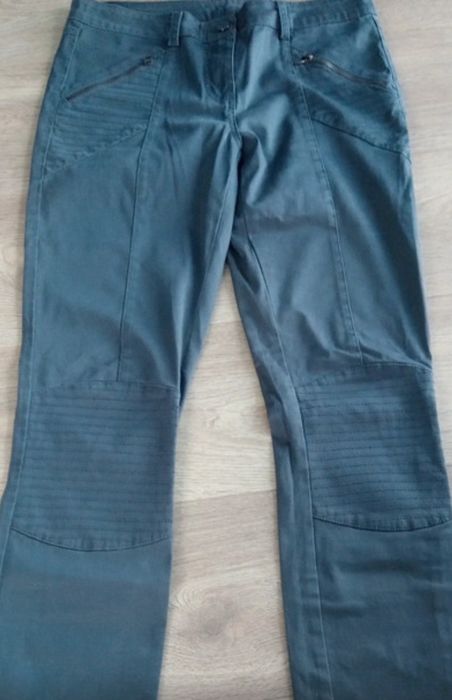 Wygodne spodnie, ozdobne naszywki