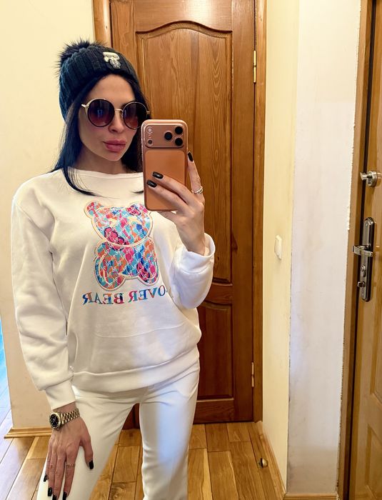 Светр жіночий білий