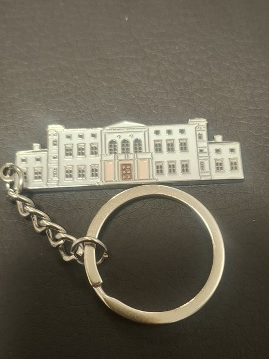 Brelok do kluczy, gadżet z wizerunkiem Pałacu.