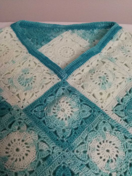 Ponczo, narzutka, rękodzieło szydełkowe.