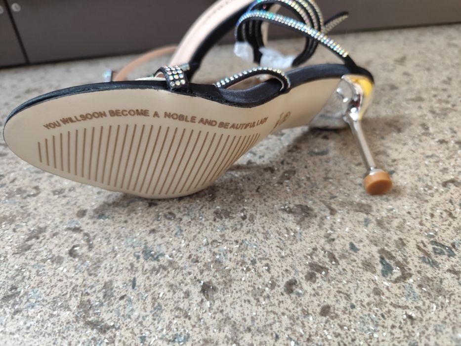 Buty na obcasie błyszczące