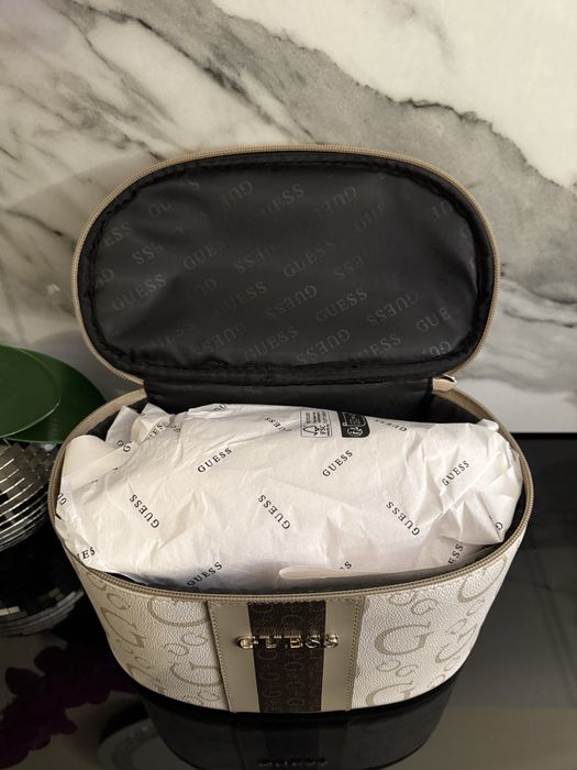 Nowa kosmetyczka kuferk guess