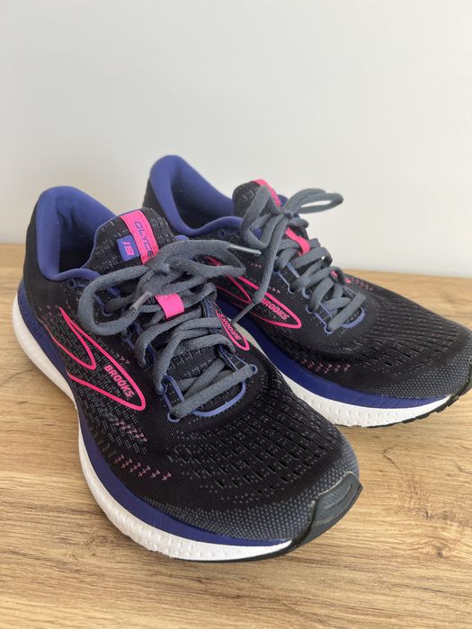 Продам якісні бігові кросівки Brooks Glycerin 19.