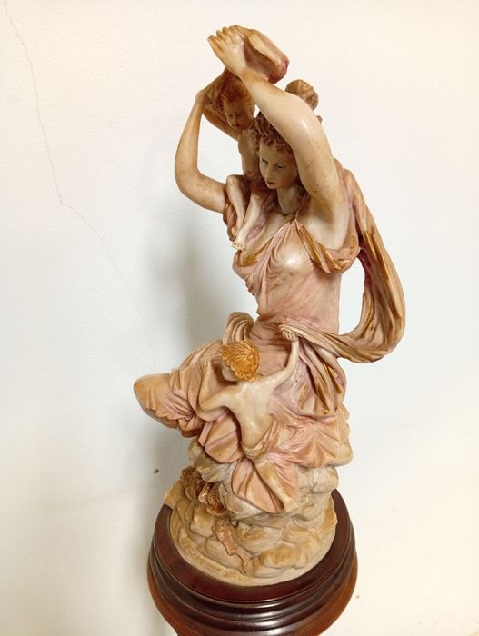 Escultura Decorativa Grande – Mulher com Crianças – Peça Clássica