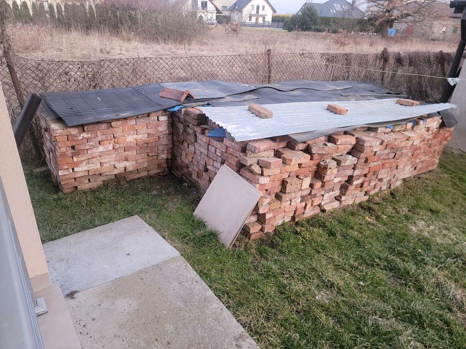 Cegła czerwona pełna.