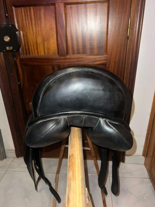 Sela de ensino e estribos