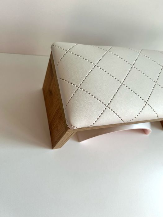 Podpórka do manicure paznokci pod dłoń.  Biała pikowana