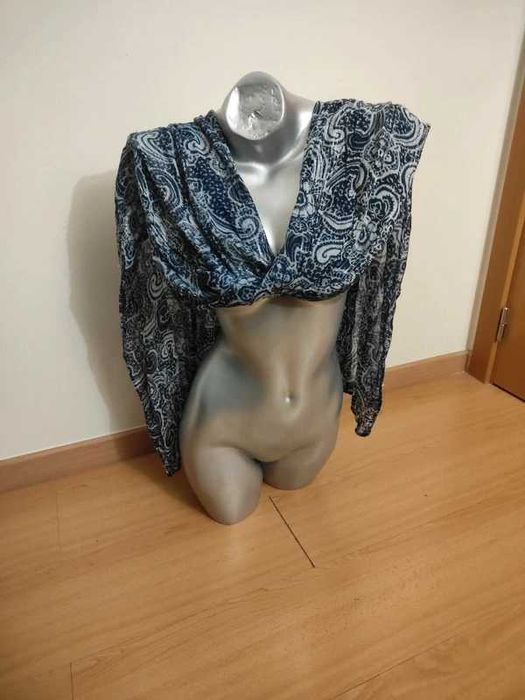 Lenço com um padrão paisley clássico