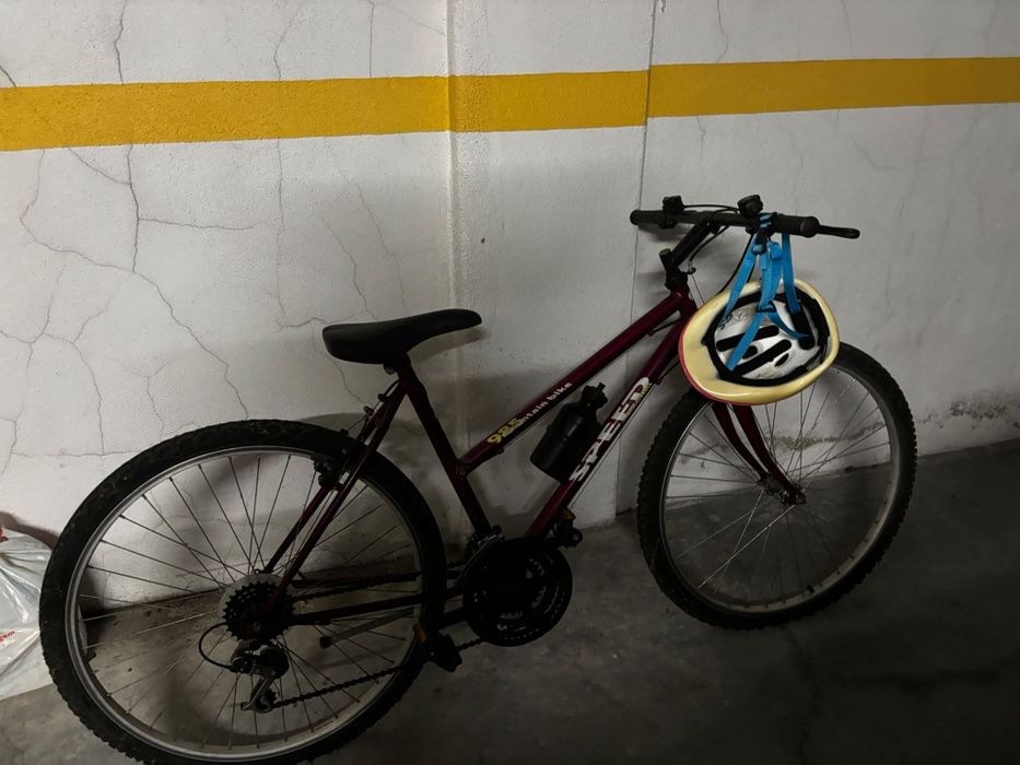 Bicicleta rosa normal e outra de tamanho juvenil