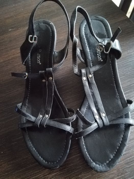 Sandałki na koturnie