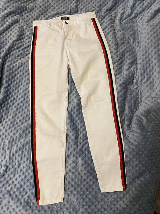 Білі джинси Bershka