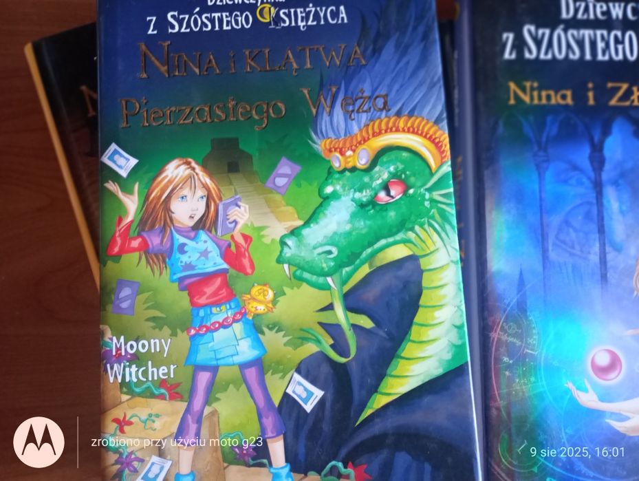 Seria książek dziewczynka z szóstego księżyca