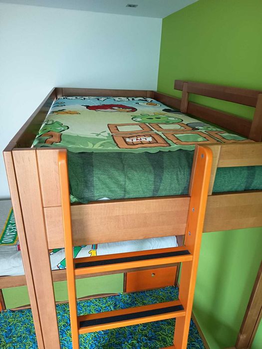Beliche adulto em bom estado, com colchões e roupa de cama incluídos 300€. As camas dá para desmontar  e montar individual.