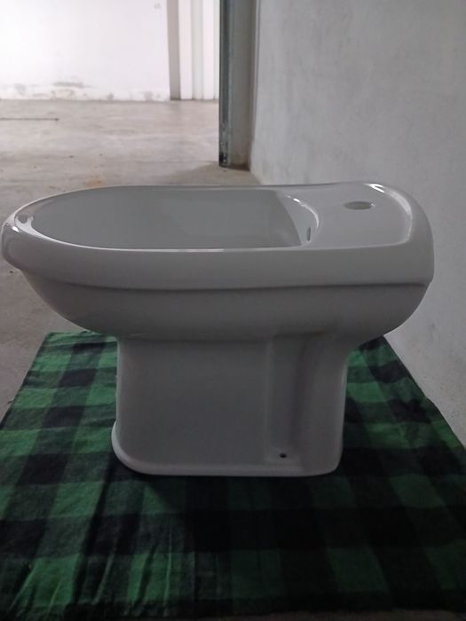 Bidé sem uso para casa de banho