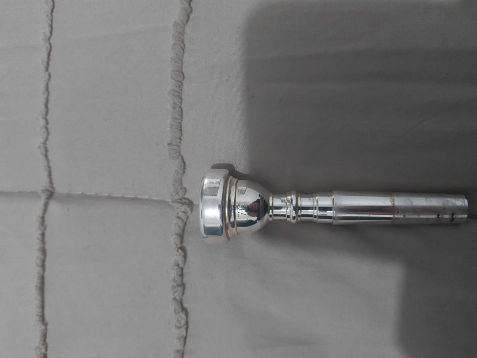 Trompete Stagg 77B + estante para partituras