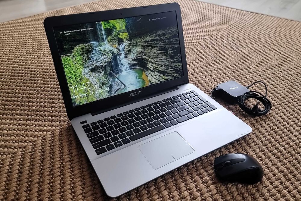 Laptop ASUS R556L i3 4005U,4GB RAM, NVIDIA GeForce 920M dysk 931GB