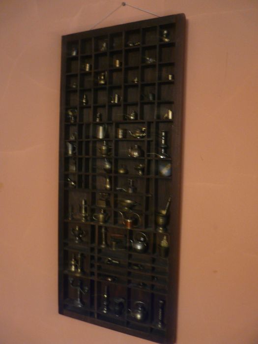 Niepowtarzalna kolekcja mosiężnych drobiazgów w efektownej gablocie