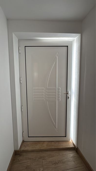Porta de Entrada em PVC Branco – 90 x 200 cm – Excelente Estado