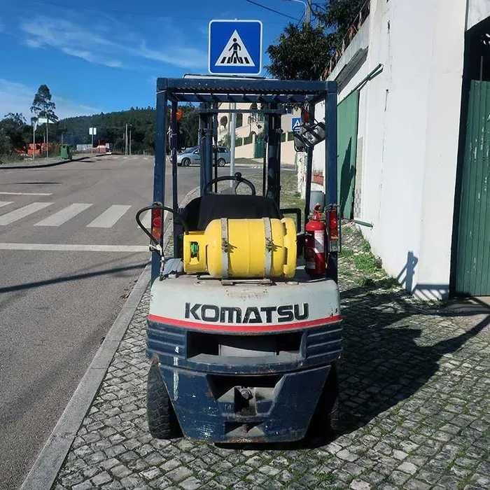 Empilhador Komatsu 1400Kg a Gás, bem estimado.