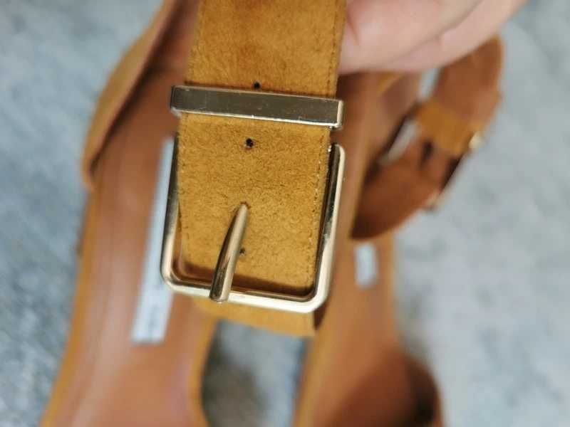 Zamszowe sandały camel brązoworude trendy na słupku & Other Stories