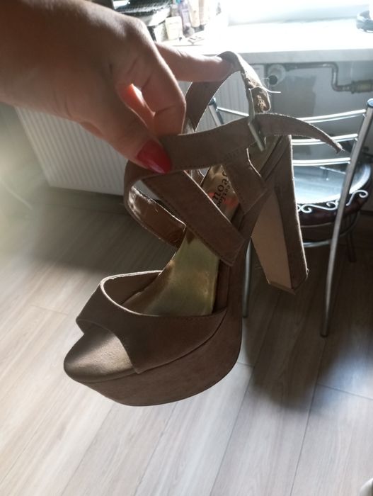 Sandały na obcasie