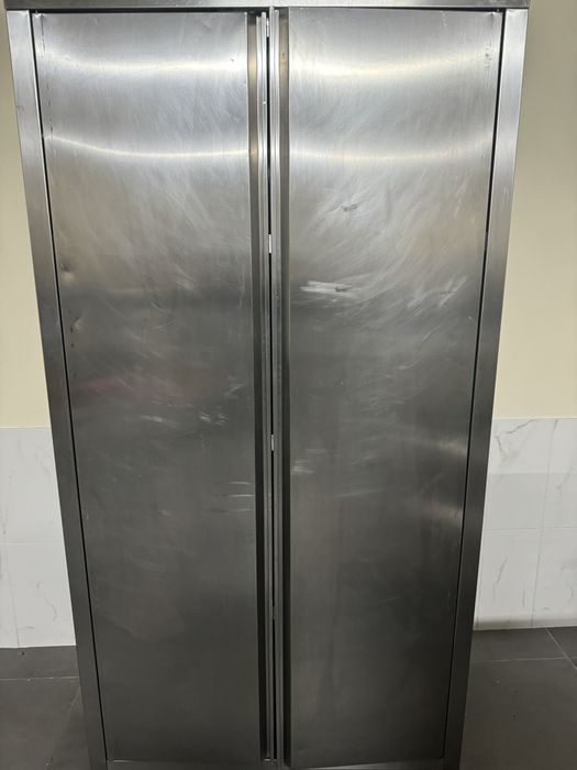 Louceiro em inox , armário completamente fechado