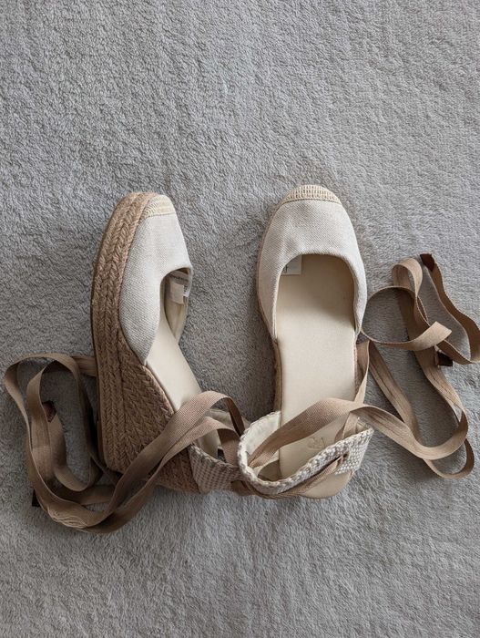 Beżowe eleganckie wiązane buty na koturnie espadryle C&A 38