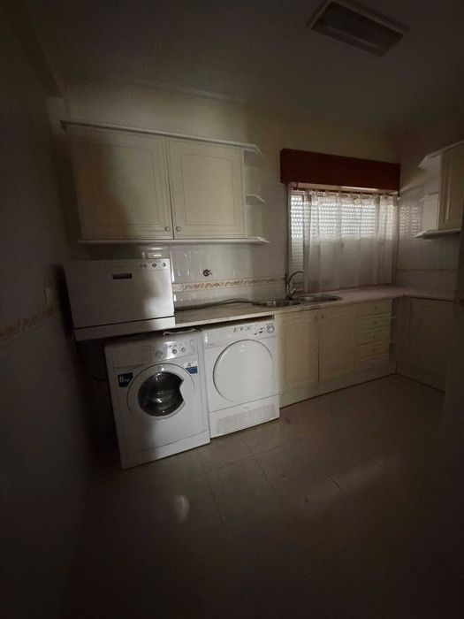 Apartamento T2, Rés-do-Chão, com boas áreas, bastante soalheiro e bem localizado. Fácil acesso a A2,  sito na quinta do lírios.