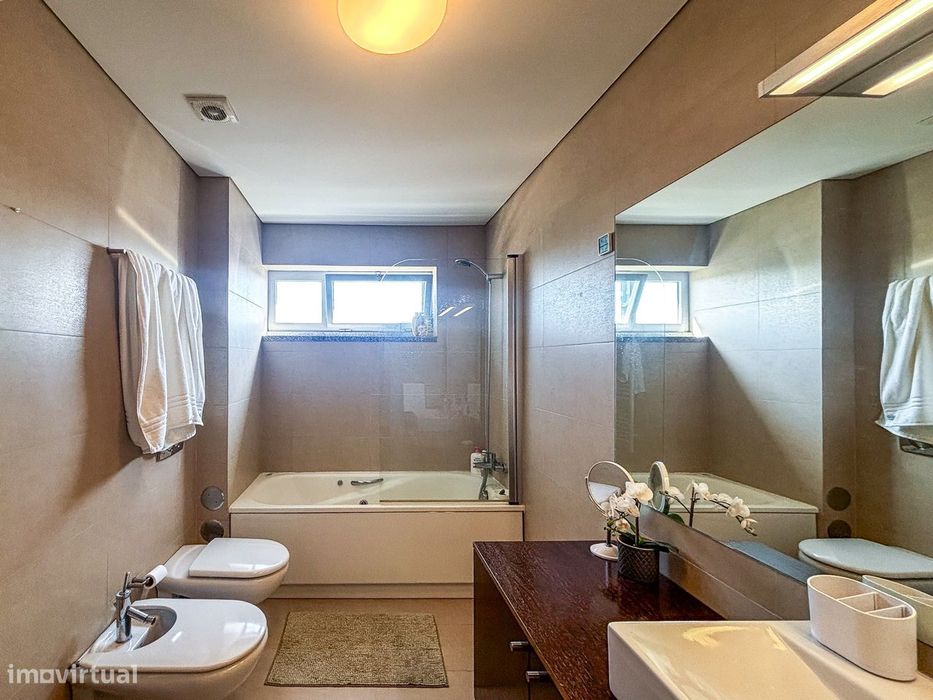 Apartamento T2 mobilado com garagem e elevador para arrendar no centro
