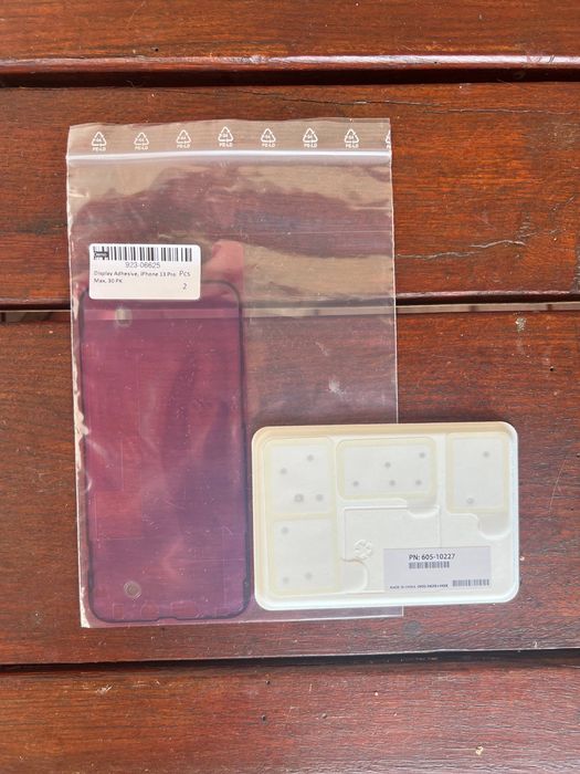 Oryginalny Apple iPhone 13 Pro Max – klej do wyświetlacza + zestaw wkrętów (OEM)