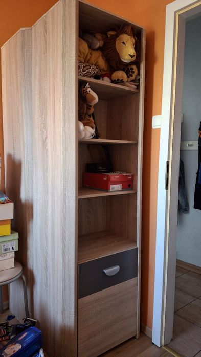 Biurko i 2 słupki meblowe z półkami i szafkami dla dziecka