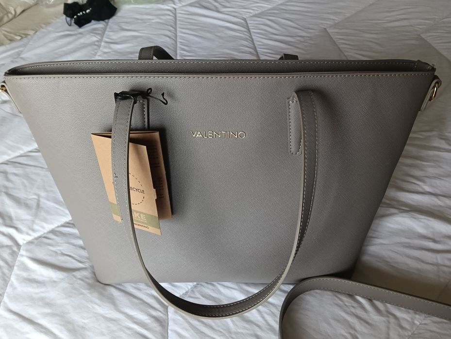 Mala Valentino  em cinzento
