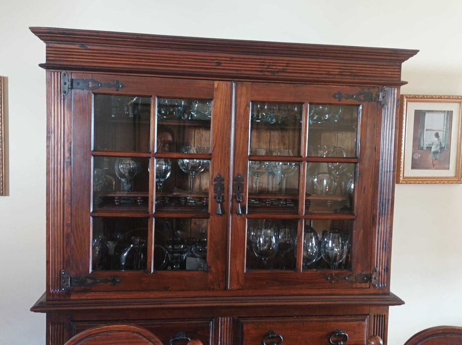 Móvel/cristaleira em madeira maciça de castanho (só este mês)