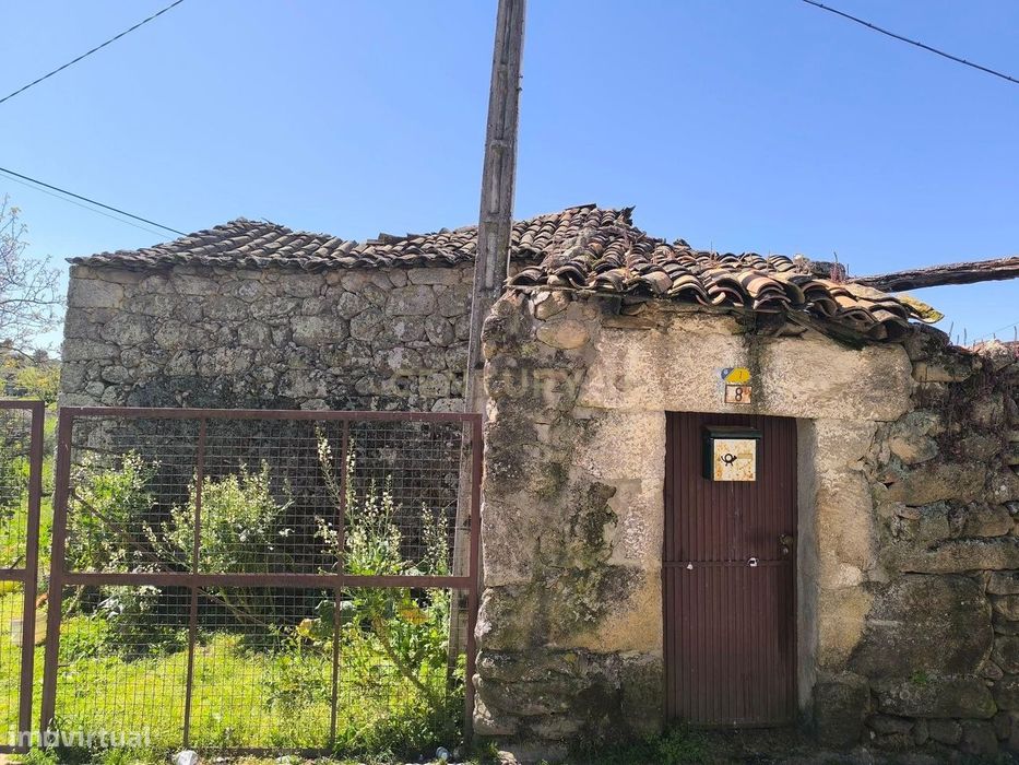 Casa antiga, em pedra de granito, com terreno, poço e árvores de fruto