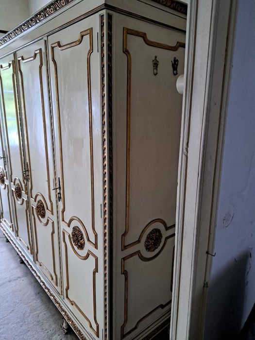 Armário de madeira pintada, com quatro portas, em estilo clássico