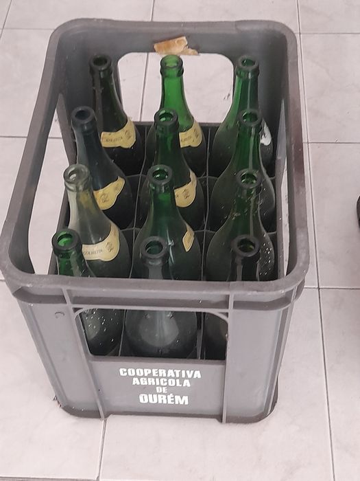 Quatro caixas antigas  de vinho, com as 12 garrafas.