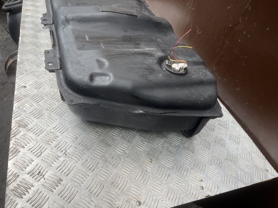 Бак бензобак тойота исис toyota isis platana год 06