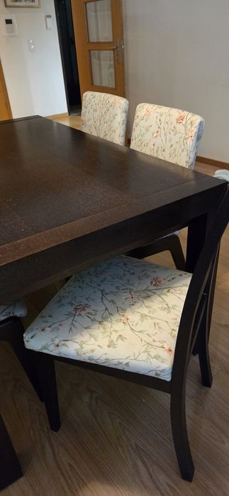 Mesa extensivel e 6 Cadeiras forradas