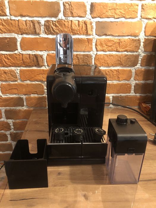 Кавомашина Delonghi nespresso