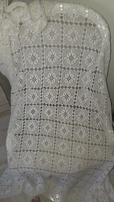 Toalha de Mesa em Crochet Feita à Mão – 2 × 2 m