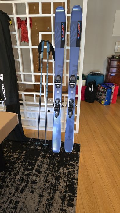 Salomon QST92 skis e bastões