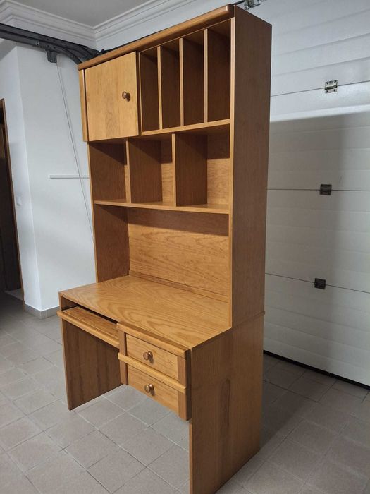 Secretária com Estante Integrada em Madeira